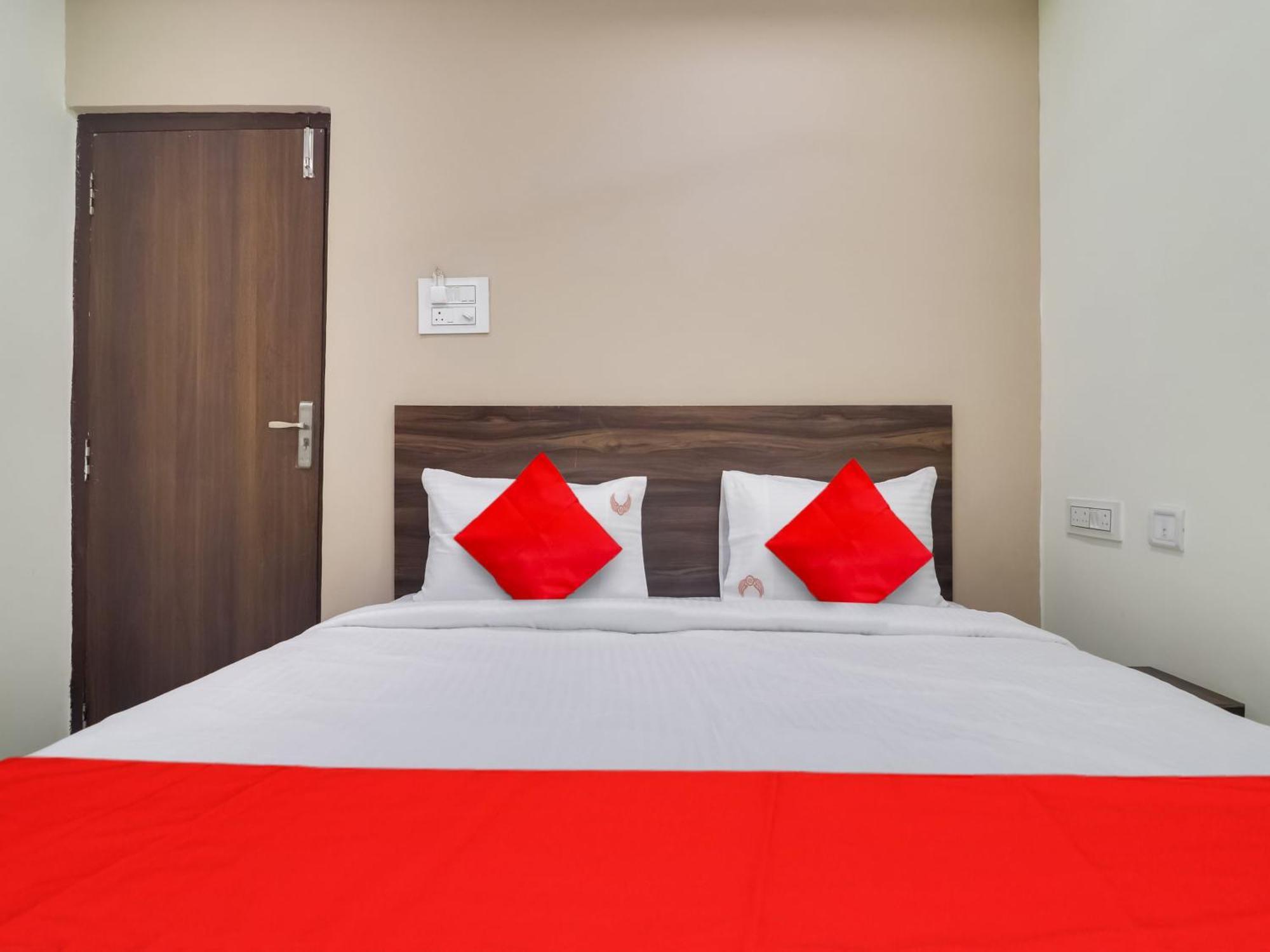 Hotel O Red Stone Hotels Хайдарабад Экстерьер фото
