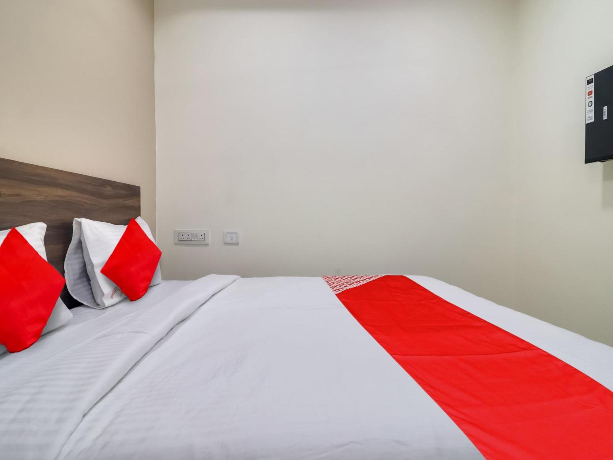 Hotel O Red Stone Hotels Хайдарабад Экстерьер фото